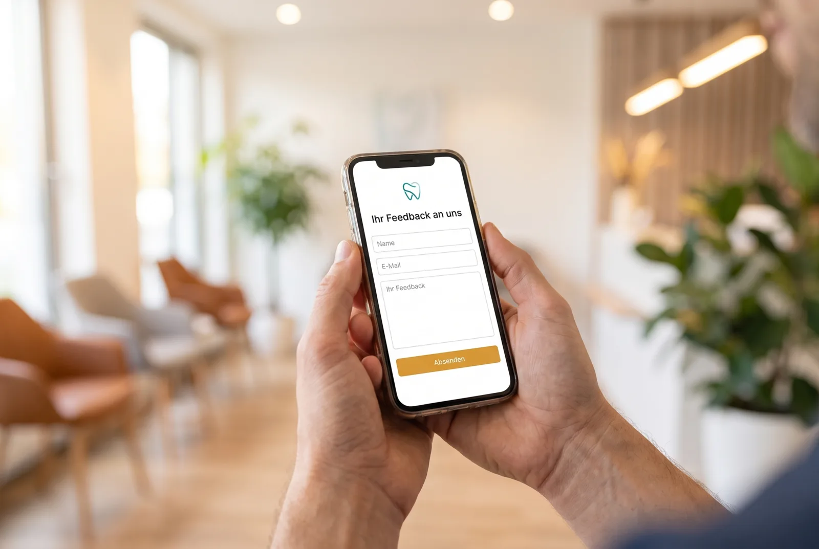 Smartphone in der Hand eines Kunden zeigt das Feedback-Formular mit den Feldern Name, E-Mail und Feedback