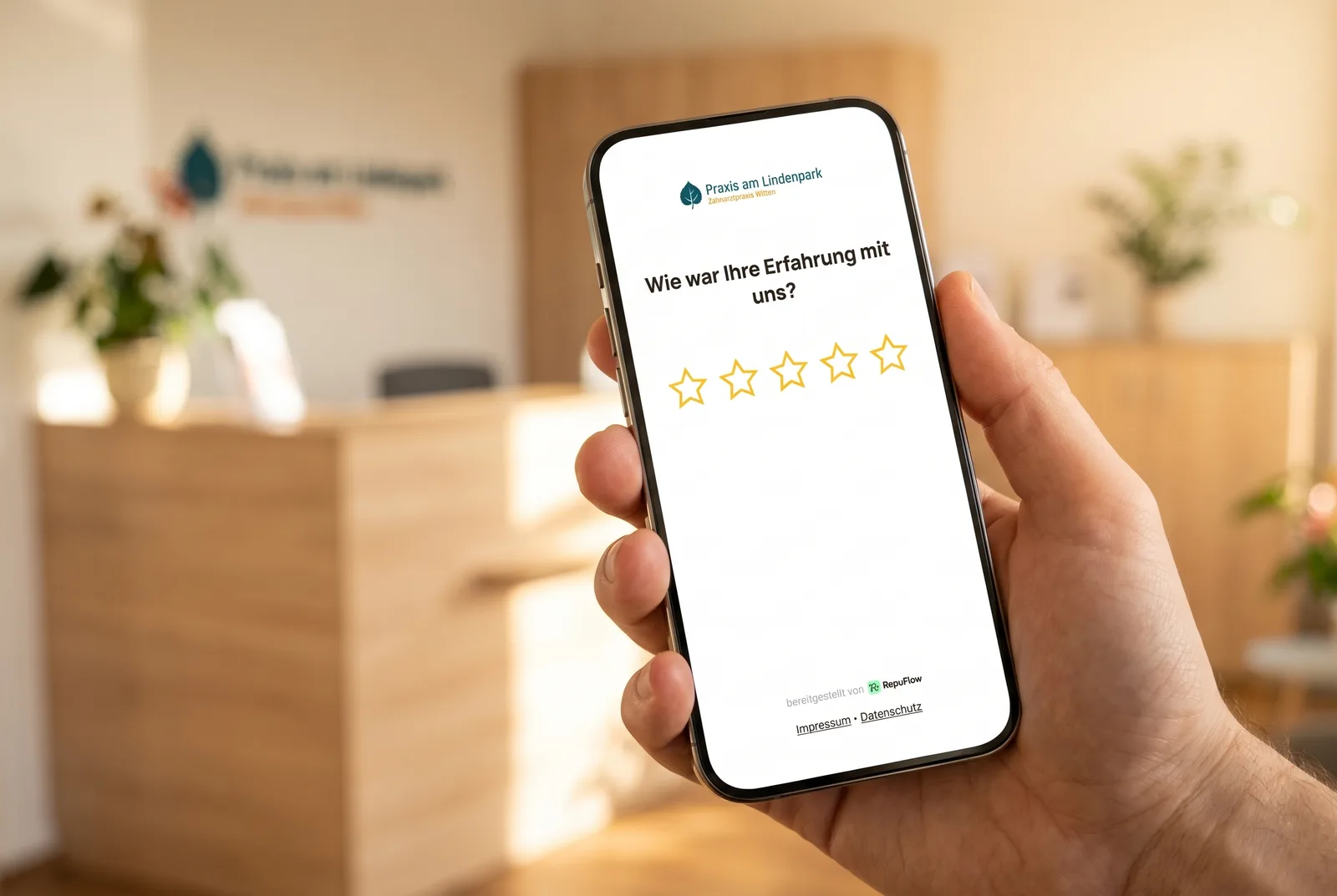 Smartphone zeigt die Bewertungsseite der Zahnarztpraxis am Lindenpark mit Sterne-Auswahl